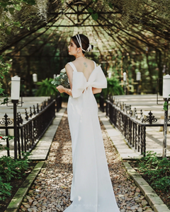 Impressive modern wedding dress with square neck, sleeveless and detachable organza bow - D1641 - POXI